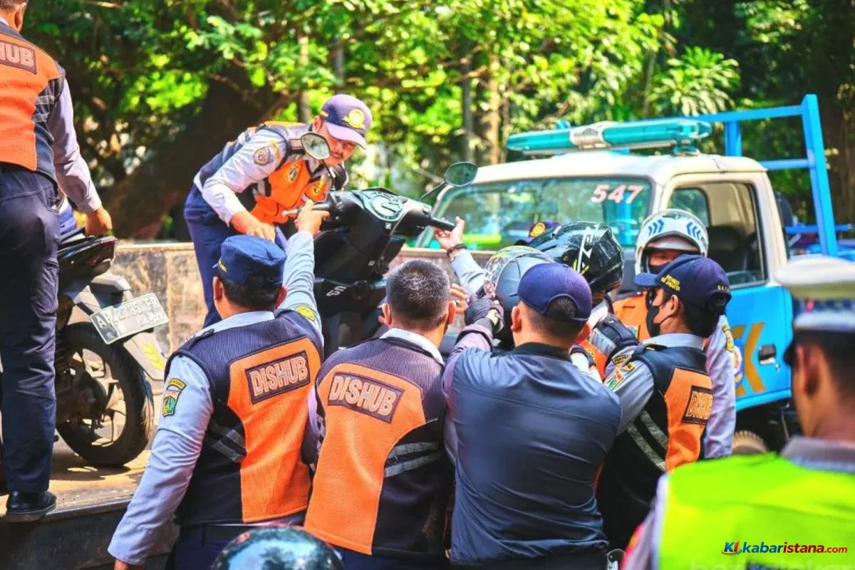 Penertiban parkir liar Setiabudi oleh petugas Dishub Jakarta Selatan dengan mengangkut sepeda motor di Jalan Epicentrum Selatan