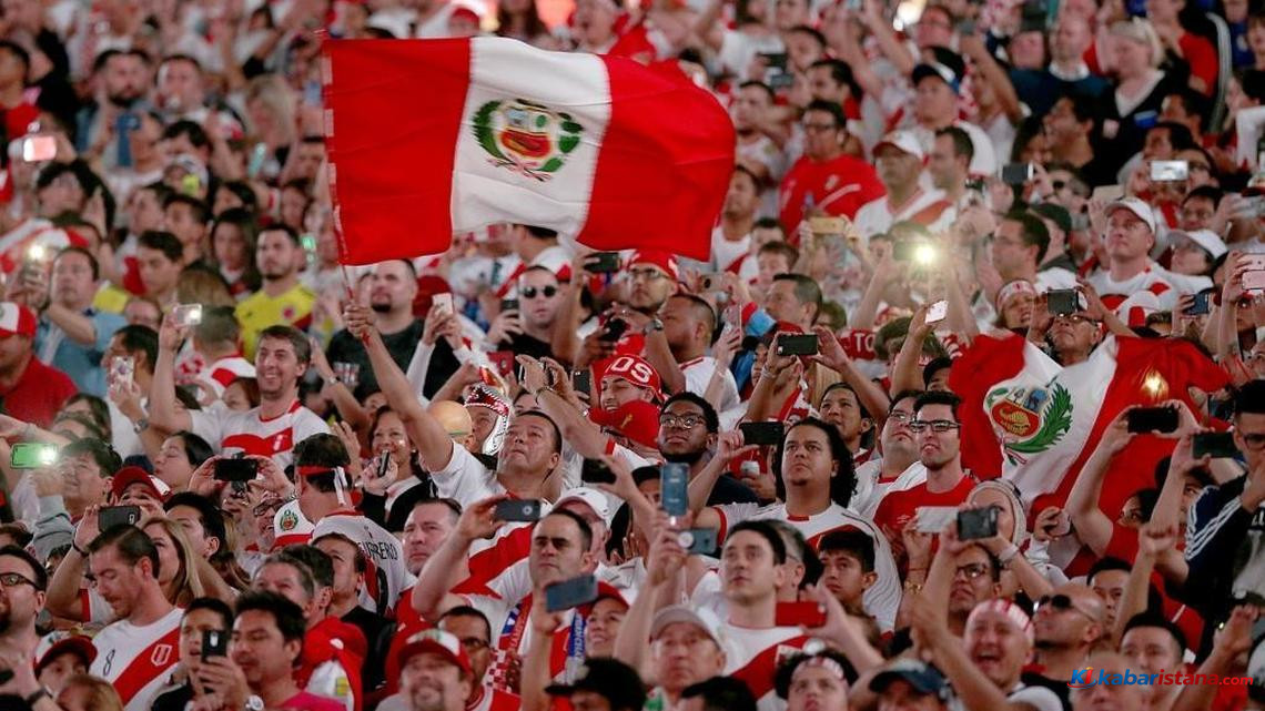 situasi stadion saat insiden banderazo Alianza Lima terjadi