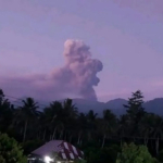 Gunung Dukono meletus dengan abu vulkanik setinggi 1,4 km