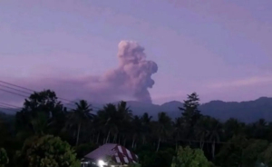 Gunung Dukono meletus dengan abu vulkanik setinggi 1,4 km