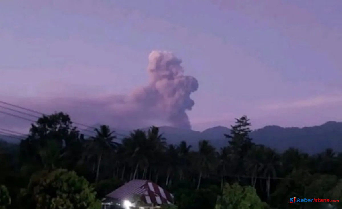 Gunung Dukono meletus dengan abu vulkanik setinggi 1,4 km