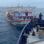 pengawasan perikanan lintas negara oleh kapal patroli Indonesia di laut