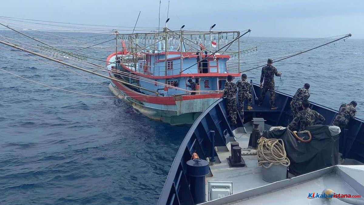 pengawasan perikanan lintas negara oleh kapal patroli Indonesia di laut
