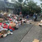 sampah perkantoran Jakarta menumpuk di TPS Rawadas Pondok Kopi Duren Sawit hingga menutup akses jalan