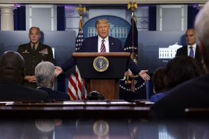 Ancaman Trump ke Iran saat Donald Trump berbicara kepada pers di Washington DC