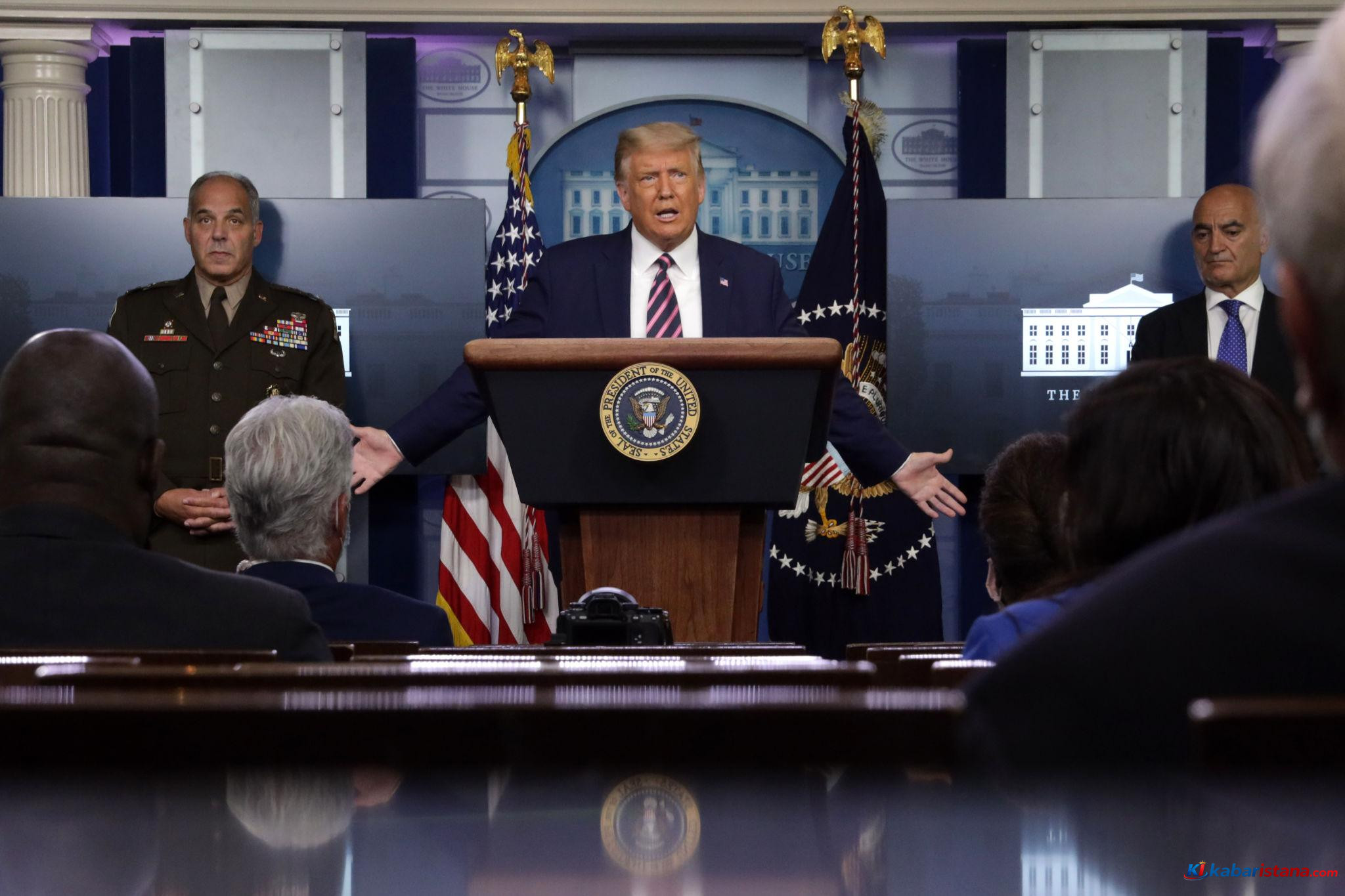 Ancaman Trump ke Iran saat Donald Trump berbicara kepada pers di Washington DC