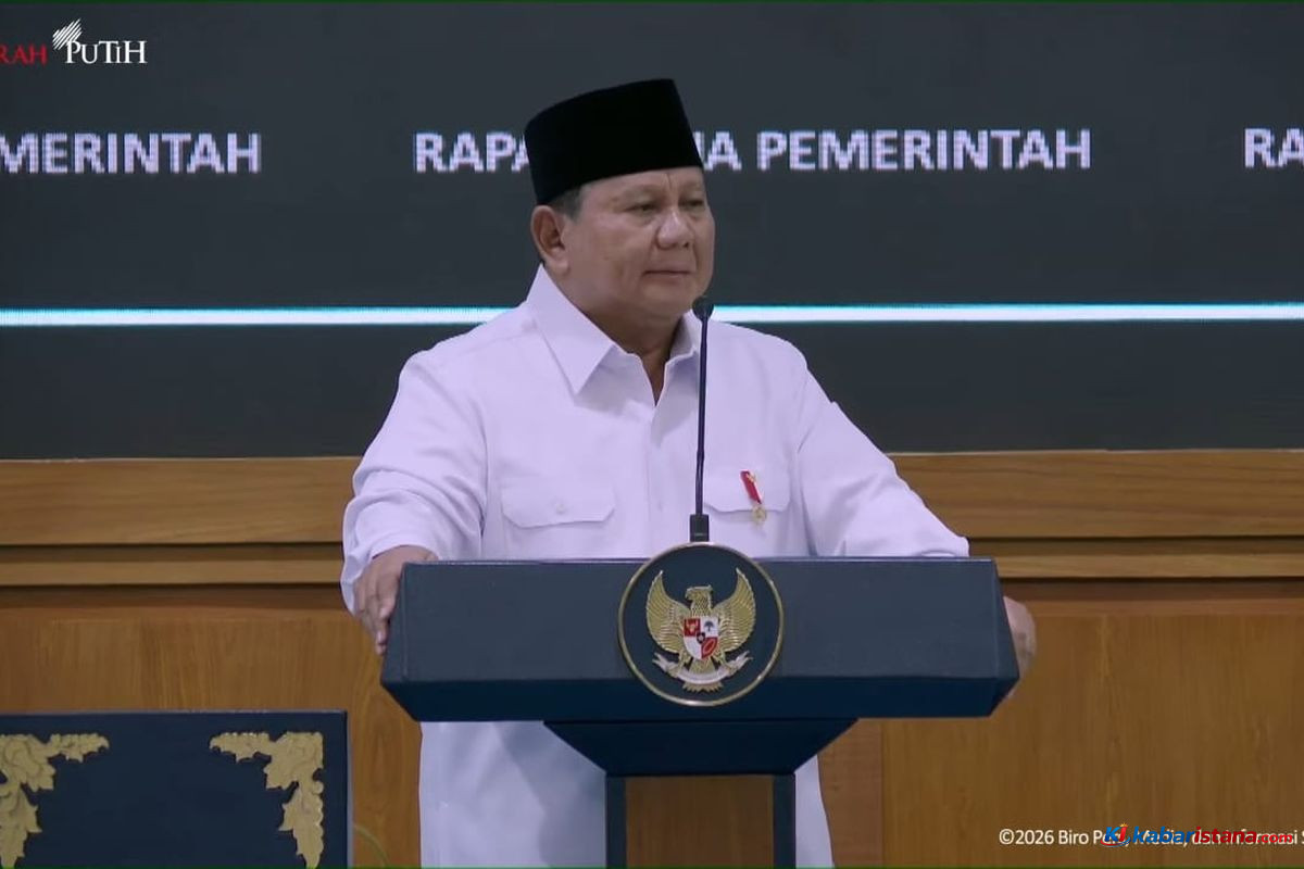 Prabowo Subianto rapat kabinet membahas krisis pangan energi air di Istana Presiden Jakarta
