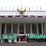 Mahasiswa Institut STIAMI berfoto di depan Istana Kepresidenan Jakarta dalam program “Istana untuk Anak Sekolah” untuk memperkenalkan proses pemerintahan dan nilai Pancasila.