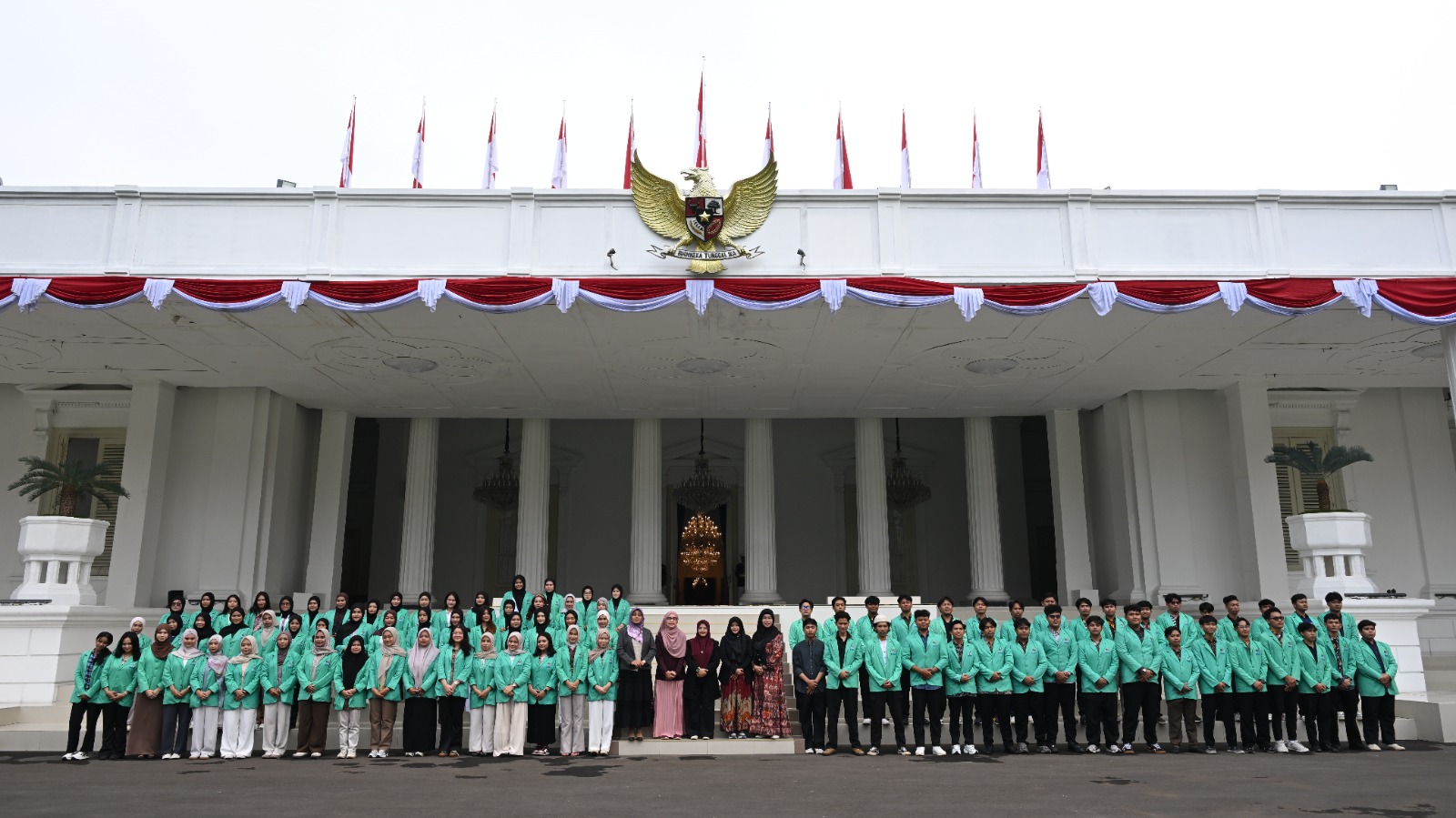 Mahasiswa Institut STIAMI berfoto di depan Istana Kepresidenan Jakarta dalam program “Istana untuk Anak Sekolah” untuk memperkenalkan proses pemerintahan dan nilai Pancasila.