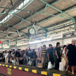 Penumpang menunggu di peron Stasiun Yogyakarta akibat pembatalan KA Daop 6 yang mengganggu perjalanan kereta