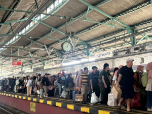 Penumpang menunggu di peron Stasiun Yogyakarta akibat pembatalan KA Daop 6 yang mengganggu perjalanan kereta