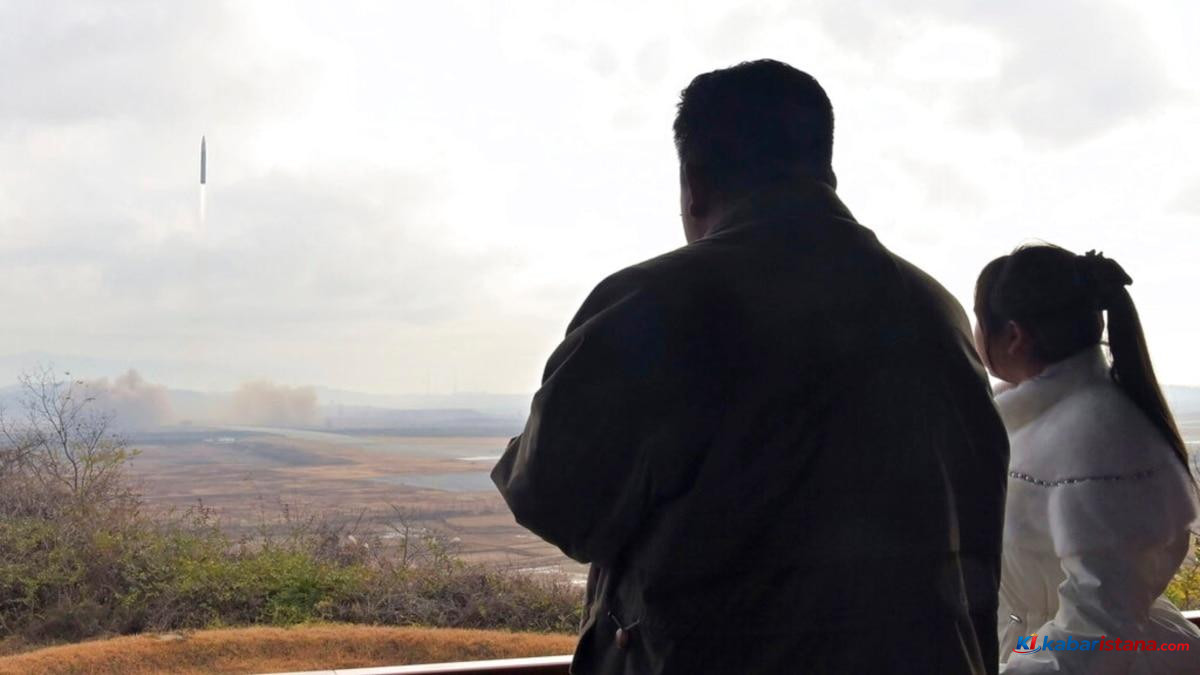 Putri Kim Jong Un, Kim Ju Ae, menyaksikan uji coba rudal Korea Utara bersama Kim Jong Un pada Maret 2023