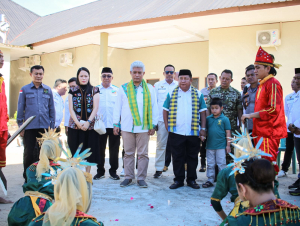 Acara pelantikan pengurus APRI Konawe, dengan penari tradisional dan tokoh masyarakat serta pejabat setempat.