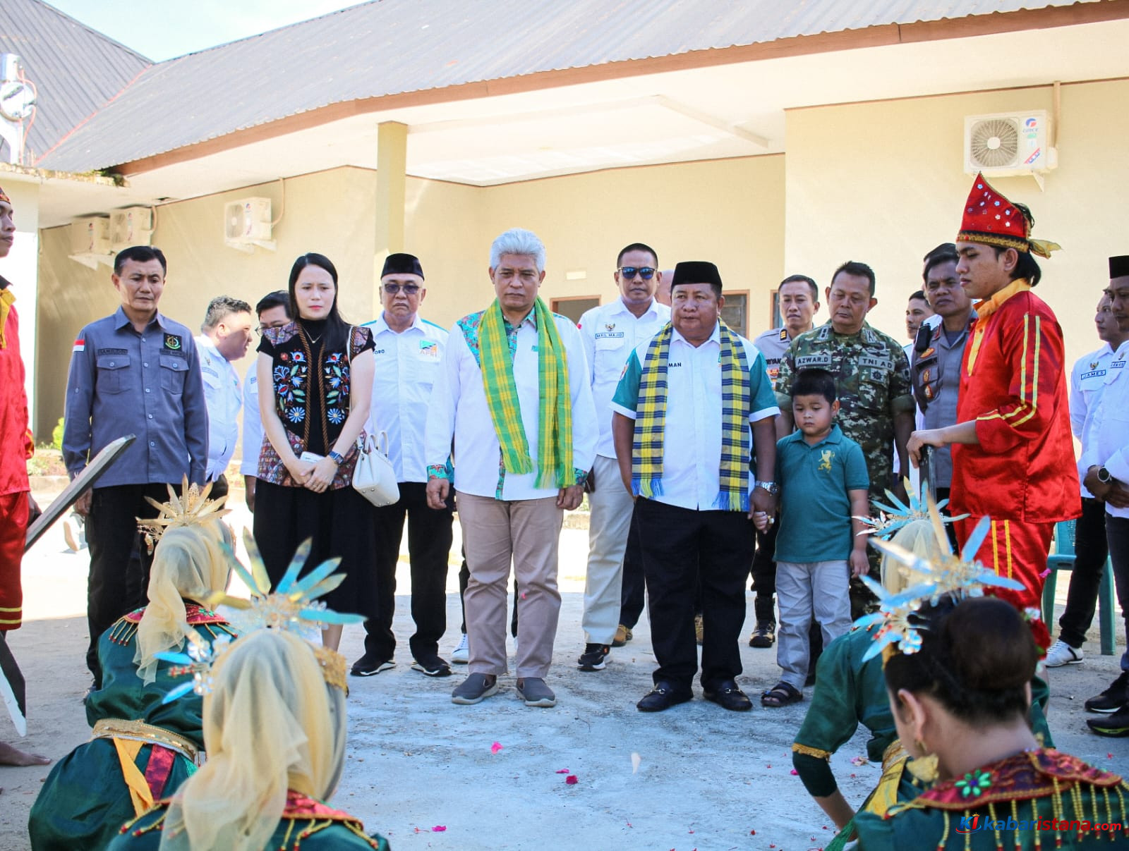 Acara pelantikan pengurus APRI Konawe, dengan penari tradisional dan tokoh masyarakat serta pejabat setempat.