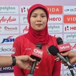 Timnas Hoki Putri Indonesia dalam pertandingan Kualifikasi Asian Games 2026, kemenangan 2-1 atas Kazakhstan, dengan gambar tim merayakan kemenangan dan pelatih memberikan arahan kepada pemain.