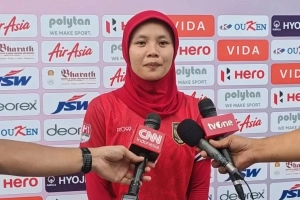 Timnas Hoki Putri Indonesia dalam pertandingan Kualifikasi Asian Games 2026, kemenangan 2-1 atas Kazakhstan, dengan gambar tim merayakan kemenangan dan pelatih memberikan arahan kepada pemain.