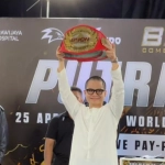 Putra Abdullah mengangkat sabuk Byon Kickstriking Asia 2026 di acara weigh-in menjelang pertandingan final melawan Ronal Siahaan di World Trade Center Kuala Lumpur.