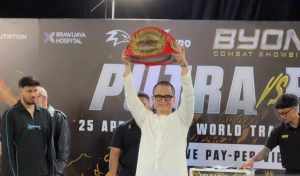 Putra Abdullah mengangkat sabuk Byon Kickstriking Asia 2026 di acara weigh-in menjelang pertandingan final melawan Ronal Siahaan di World Trade Center Kuala Lumpur.