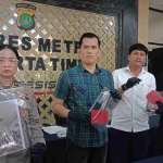 pelaku bobol plafon Jakarta masuk toko melalui atap