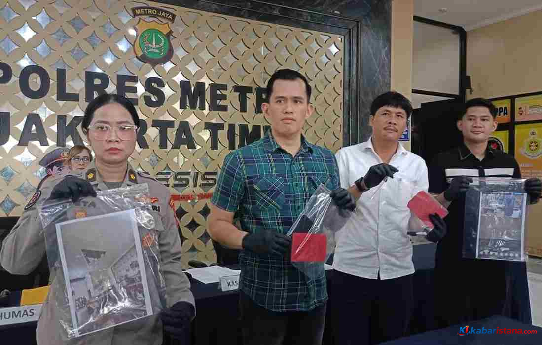 pelaku bobol plafon Jakarta masuk toko melalui atap