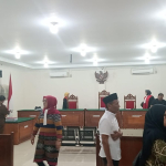 Ruang sidang Pengadilan Tipikor Bengkulu dengan hakim dan pengunjung dalam kasus korupsi Labkesda Bengkulu