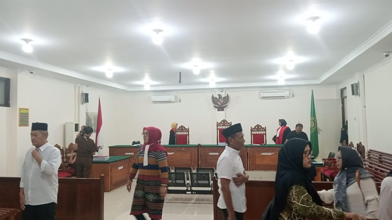 Ruang sidang Pengadilan Tipikor Bengkulu dengan hakim dan pengunjung dalam kasus korupsi Labkesda Bengkulu