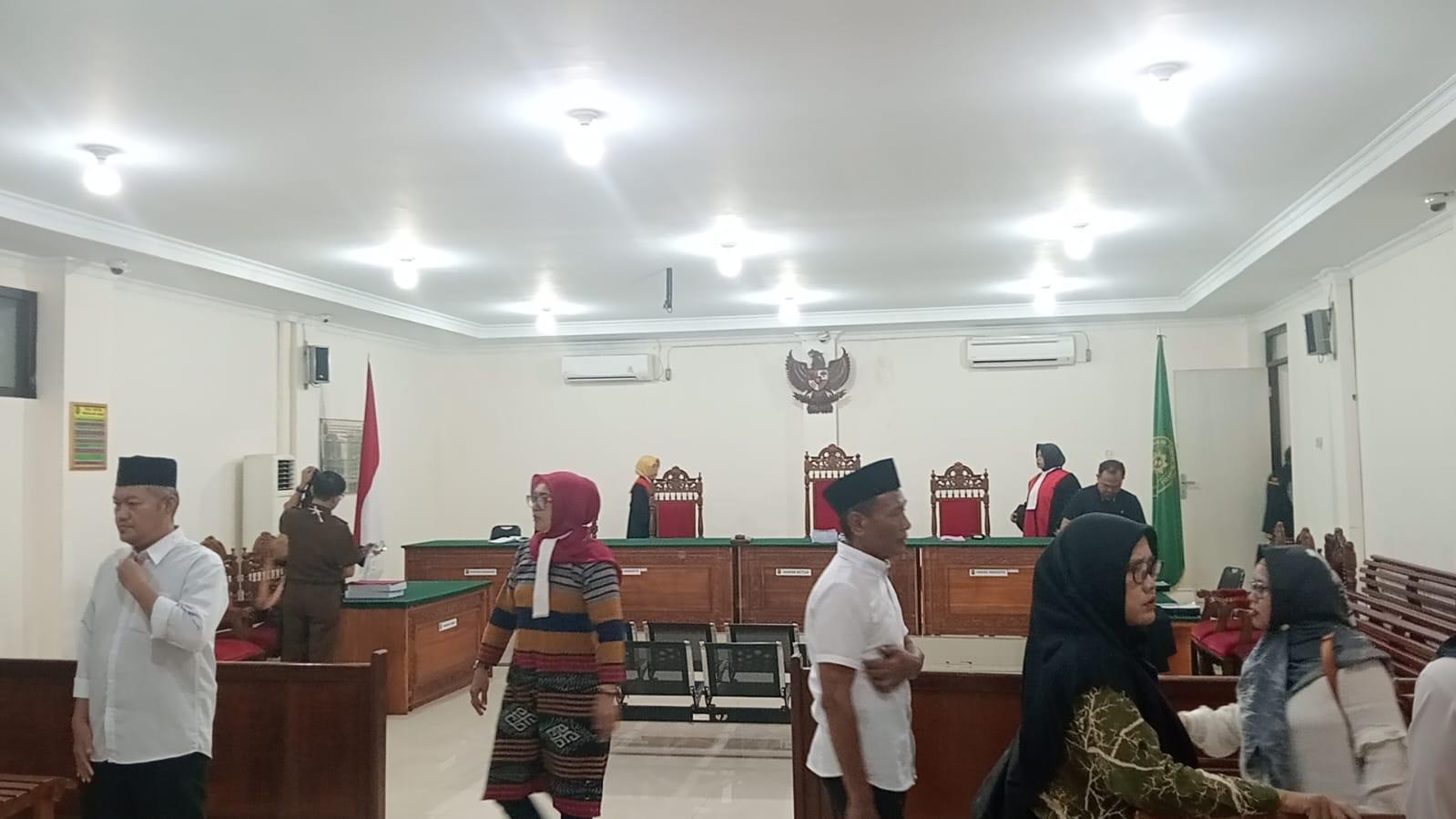 Ruang sidang Pengadilan Tipikor Bengkulu dengan hakim dan pengunjung dalam kasus korupsi Labkesda Bengkulu