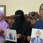 Orang tua dan istri Kapten Kapal Honour Ashari Samadikun menunjukkan foto-foto korban yang disandera perompak Somalia di kediaman mereka di Kabupaten Gowa.