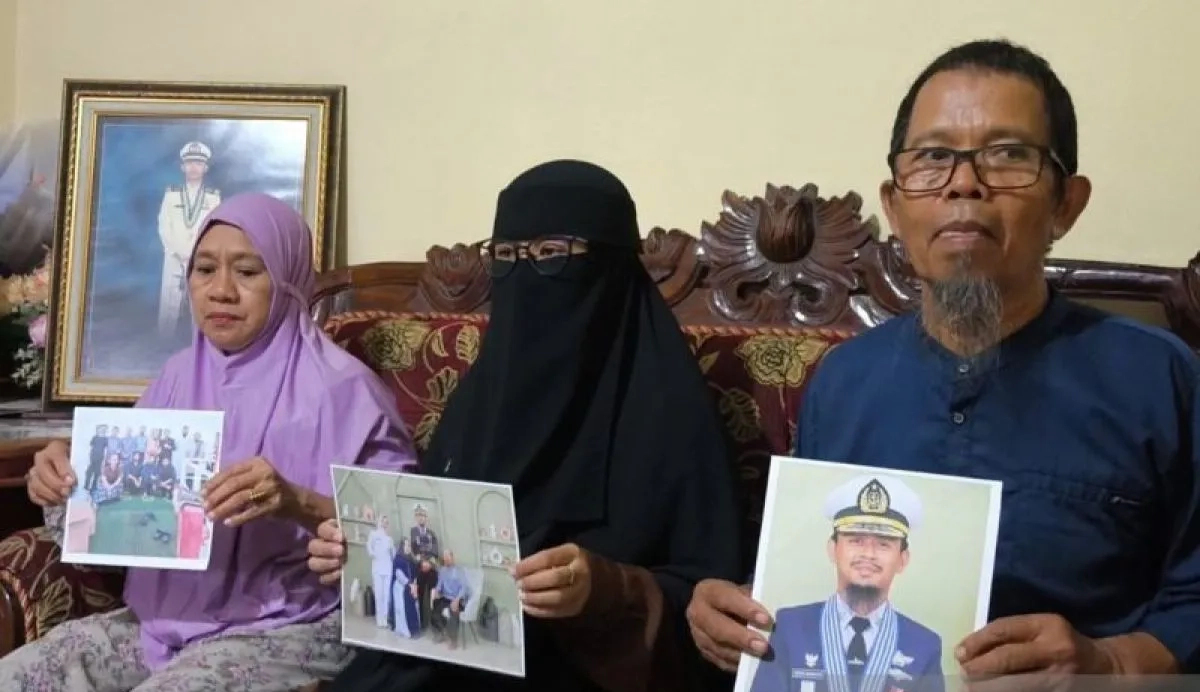 Orang tua dan istri Kapten Kapal Honour Ashari Samadikun menunjukkan foto-foto korban yang disandera perompak Somalia di kediaman mereka di Kabupaten Gowa.