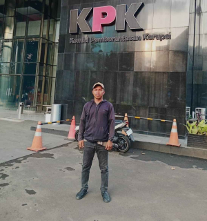 aksi pemuda di gedung KPK terkait Bupati Muna viral desak audit keuangan daerah