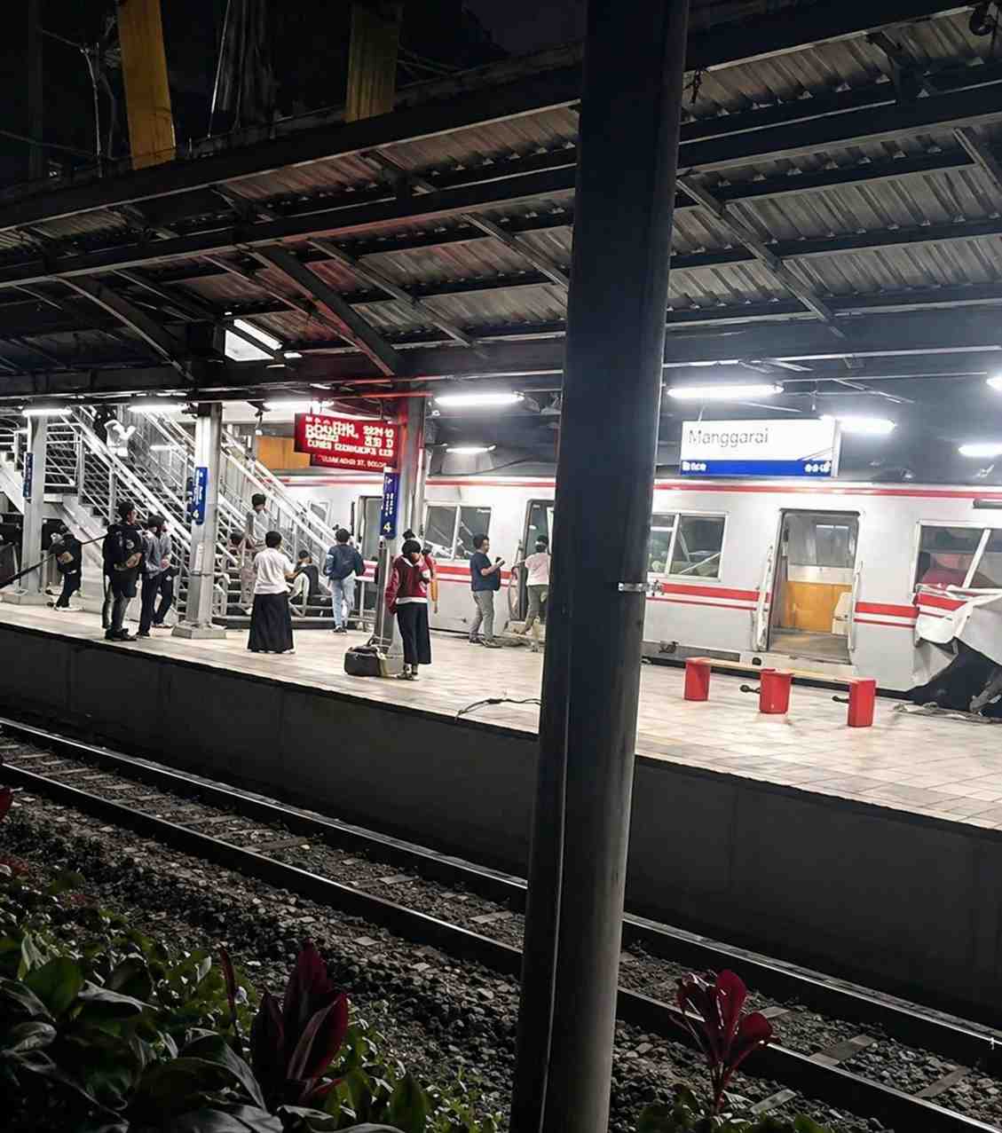 Argo Bromo tabrak KRL di Bekasi Timur malam hari