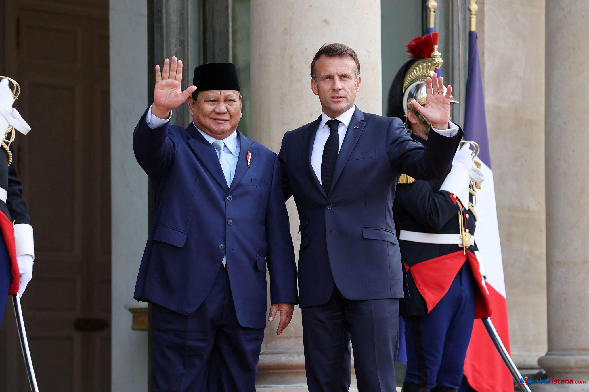 Presiden Indonesia Prabowo Subianto dan Presiden Prancis Emmanuel Macron melambaikan tangan usai pertemuan bilateral di Istana Élysée, Paris.