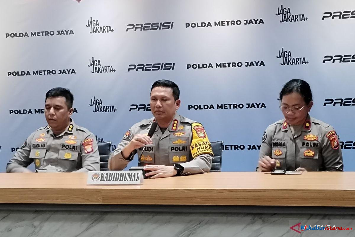 Kabid Humas Polda Metro Jaya Budi Hermanto saat memberi keterangan terkait hoaks MBG Uya Kuya di Jakarta