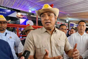 Wakil Menteri Pertanian Sudaryono berbicara kepada wartawan tentang peluang investasi peternakan di Wonosobo, Jawa Tengah, yang bertujuan menjadikannya pusat produksi susu segar dan daging nasional untuk memenuhi kebutuhan dalam negeri.