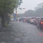 hujan lebat di Sulawesi Tenggara menyebabkan genangan air dan kemacetan di jalan raya