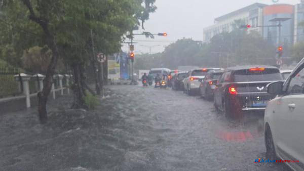 hujan lebat di Sulawesi Tenggara menyebabkan genangan air dan kemacetan di jalan raya