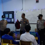 Pengawasan siswa Jaksel oleh polisi saat memberikan pembinaan kepada pelajar di dalam kelas untuk mencegah tawuran dan perundungan.