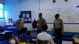 Pengawasan siswa Jaksel oleh polisi saat memberikan pembinaan kepada pelajar di dalam kelas untuk mencegah tawuran dan perundungan.