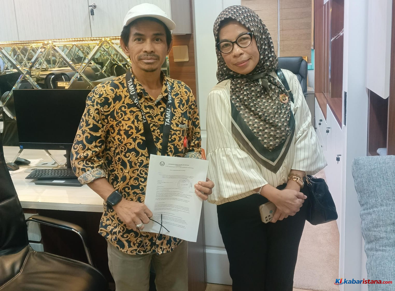 kuasa hukum menunjukkan dokumen kasus vanessa cacat prosedur