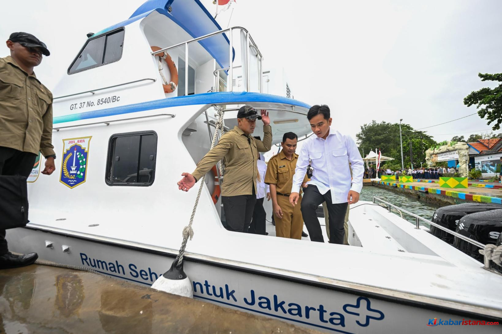 Wakil Presiden Gibran Rakabuming Raka meninjau Dermaga Niaga Pelabuhan Nabire di Papua Tengah untuk mendorong penguatan ekonomi dan logistik daerah