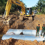 Personel TNI membangun jembatan Armco di wilayah pedesaan