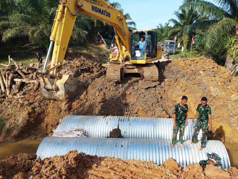 Personel TNI membangun jembatan Armco di wilayah pedesaan