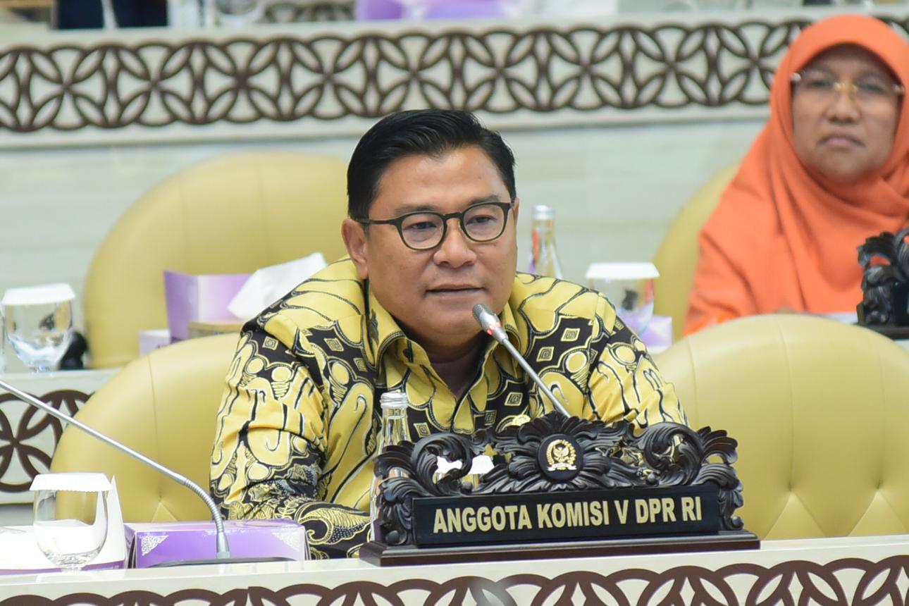 Anggota DPR RI Danang Wicaksana Sulistya saat rapat Komisi V DPR RI membahas isu keselamatan transportasi di Jakarta.