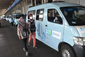 pramudi mikrotrans jakarta melayani penumpang di armada mikrotrans transjakarta