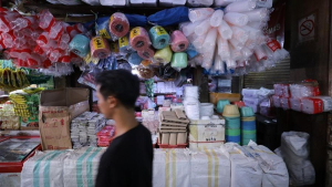 kenaikan harga plastik membuat pedagang pasar tradisional membatasi penggunaan kantong plastik