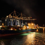 Ilustrasi OCEANS-X Singapura pada pelabuhan modern dengan aktivitas kapal dan sistem logistik digital maritim