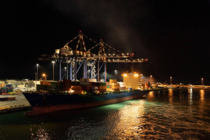 Ilustrasi OCEANS-X Singapura pada pelabuhan modern dengan aktivitas kapal dan sistem logistik digital maritim