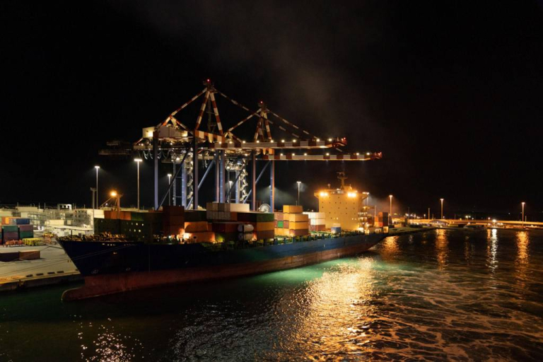 Ilustrasi OCEANS-X Singapura pada pelabuhan modern dengan aktivitas kapal dan sistem logistik digital maritim