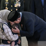 Momen Prabowo cium bayi keluarga prajurit TNI gugur