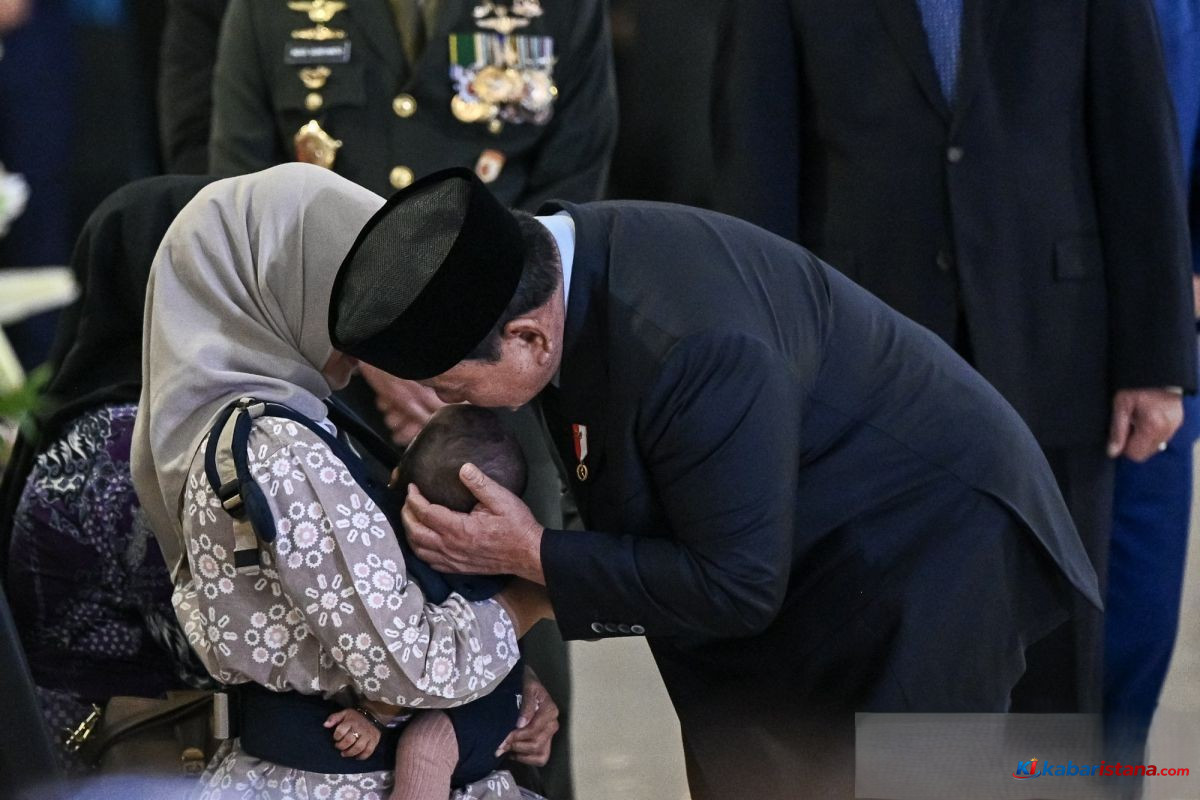 Momen Prabowo cium bayi keluarga prajurit TNI gugur